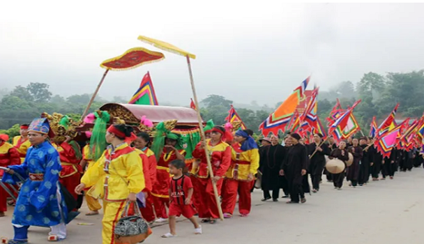 Lễ rước long trọng diễn ra vào ngày khai mạc lễ hội Đền Bảo Hà thu hút lượng lớn du khách thập phương.
