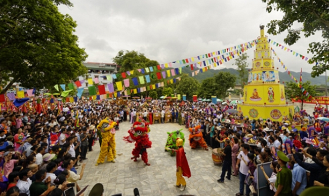 Suốt thời gian lễ hội cũng có nhiều hoạt động văn hóa phong phú