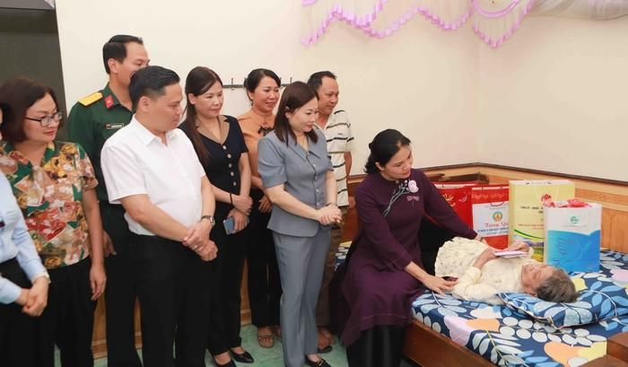 Chủ tịch Hội Liên hiệp Phụ nữ Việt Nam thăm Mẹ Việt Nam anh hùng Bùi Thị Mận tại thôn Trúc Đình, xã Việt Thành