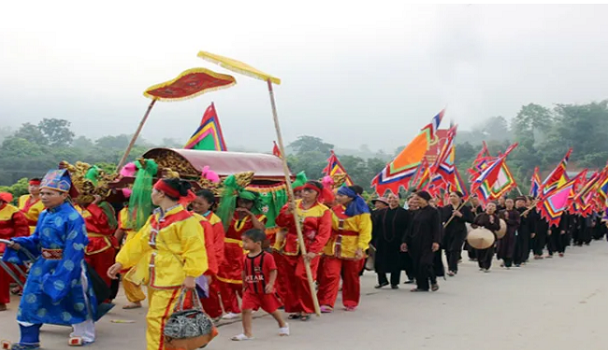 The solemn procession took place on the opening day of the Bao Ha Temple festival, attracting a large number of tourists from all over the world. (Photo: Internet)