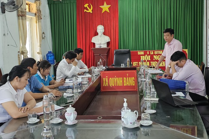 Giám đốc Ngân hàng CSXH huyện Quỳnh Lưu Nguyễn Quý Thái - Thành viên Ban đại diện HĐQT dẫn đầu đoàn công tác đi kiểm tra hoạt động tín dụng chính sách tại xã Quỳnh Bảng