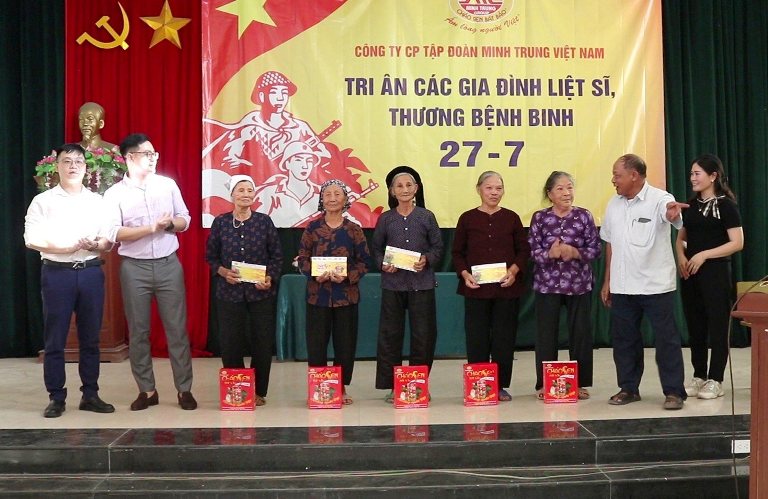 Ảnh minh họaLãnh đạo Cty tặng quà cho gia đình chính sách, gia đình người có công thôn Đại Lai.