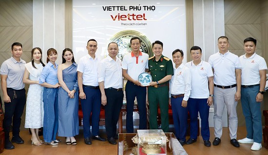 Đoàn đến thăm và tặng quà Viettel Phú Thọ - Tập đoàn Công nghiệp Viễn thông Quân đội