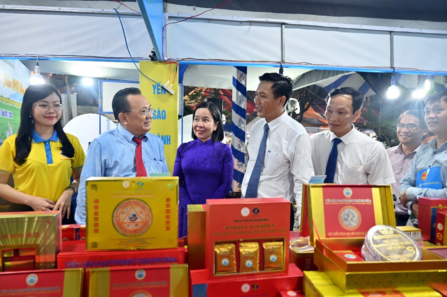 Các đại biểu tham quan gian hàng trưng bày sản phẩm. Sản phẩm Yến Sào Khánh Hòa