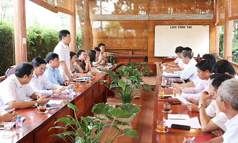 hó Chủ tịch UBND TP Cao Lãnh Nguyễn Phước Cường trao đổi với đại diện các hợp tác xã, doanh nghiệp