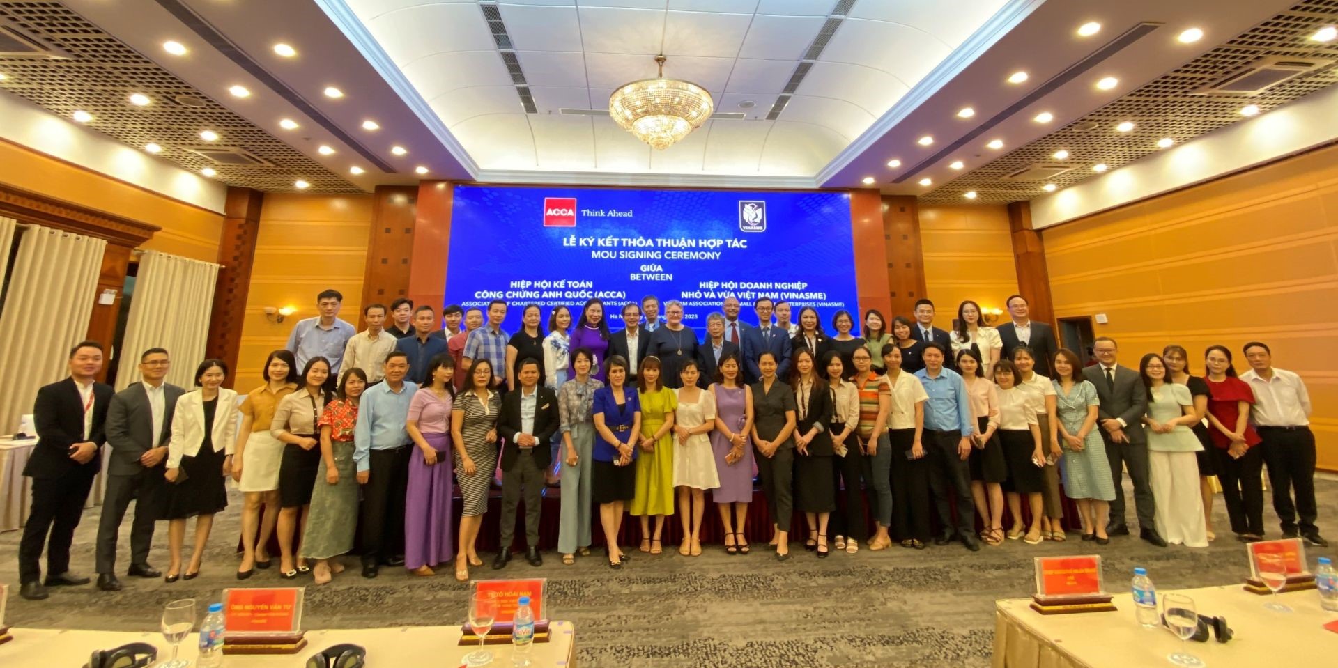 The representative of the Vietnam Association of Small and Medium Enterprises (VINASME) took a photo with the Association of Chartered Certified Accountants (ACCA).