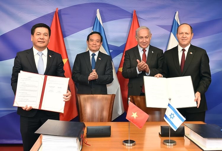 On July 25, Minister of Industry and Trade Nguyen Hong Dien and Israeli Minister of Economy and Industry Nir Barkat signed the Vietnam - Israel Free Trade Agreement (VIFTA).