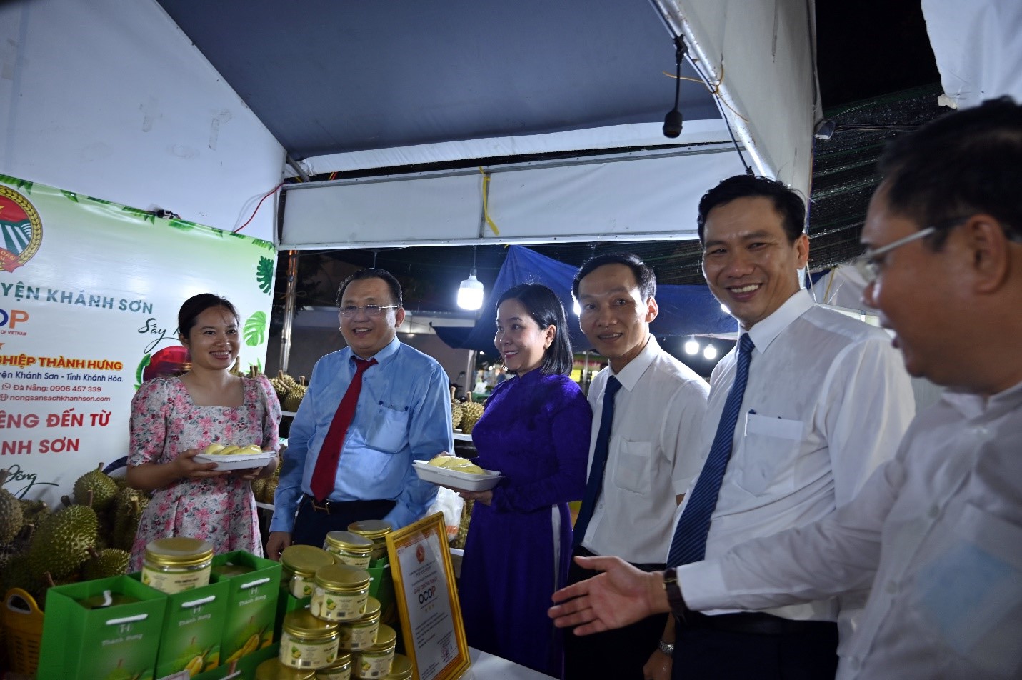 Các đại biểu tham quan gian hàng trưng bày sản phẩm Sầu riêng Khánh Sơn, Khánh Hòa