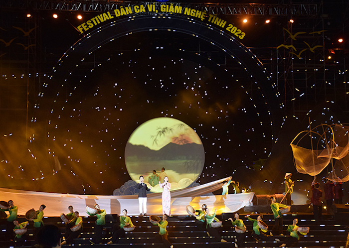 Festival dân ca Ví, Giặm Nghệ Tĩnh lần đầu tiên được tổ chức đã chính thức khai mạc vào tối nay (28/7) tại Quảng trường Hồ Chí Minh, TP. Vinh.