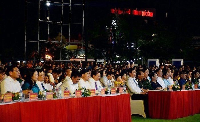 Đại biểu và đông đảo nhân dân tham dự Khai mạc Festival dân ca Ví, Giặm Nghệ Tĩnh năm 2023