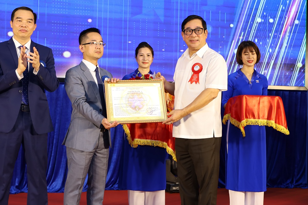 Giáo sư - Tiến sĩ Lương Ngọc Khuê Cục trưởng Cục quản lý khám chữa bệnh Bộ Y tế trao giấy chứng nhận đủ điều kiện đi vào hoạt động cho BV TTH Quảng Bình.JPG