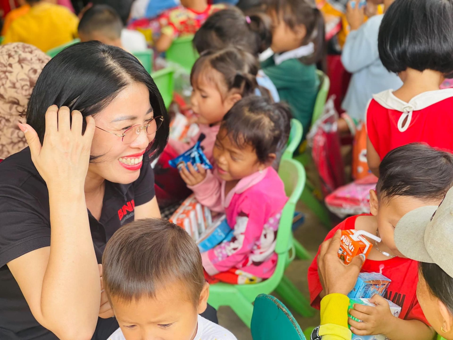 Bà Ngô Thị Bích Quyên - Phó Chủ tịch BNI Việt Nam cùng các em học sinh tại điểm trường mới