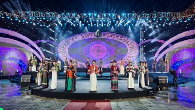 Contestants with traditional costumes of their country entered the final night.