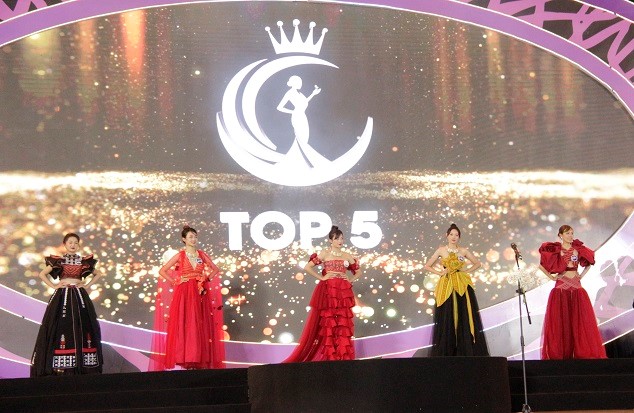 The top 5 excellent beauties entered the behavioral contest to find the crown owner