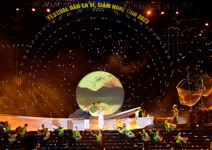 Vi, Giam Nghe Tinh Folk Song Festival was held for the first time and officially opened on the evening of July 28 at Ho Chi Minh Square, Ho Chi Minh City. Vinh.