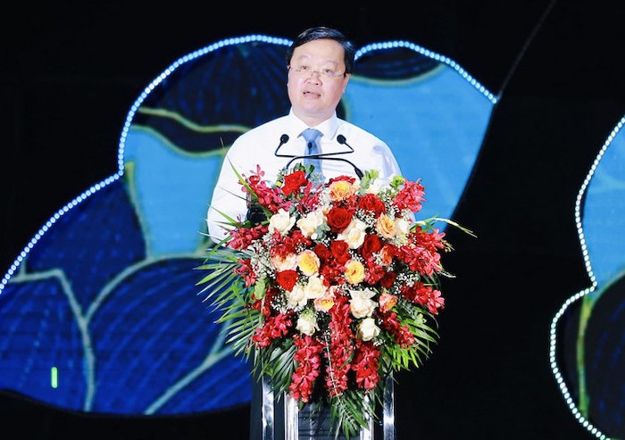 Chairman of Nghe An Provincial People's Committee Nguyen Duc Trung announced the opening of Vi, Giam Nghe Tinh Folk Song Festival 2023.