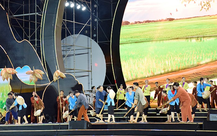 A performance of folk songs Vi, Giam Nghe Tinh.