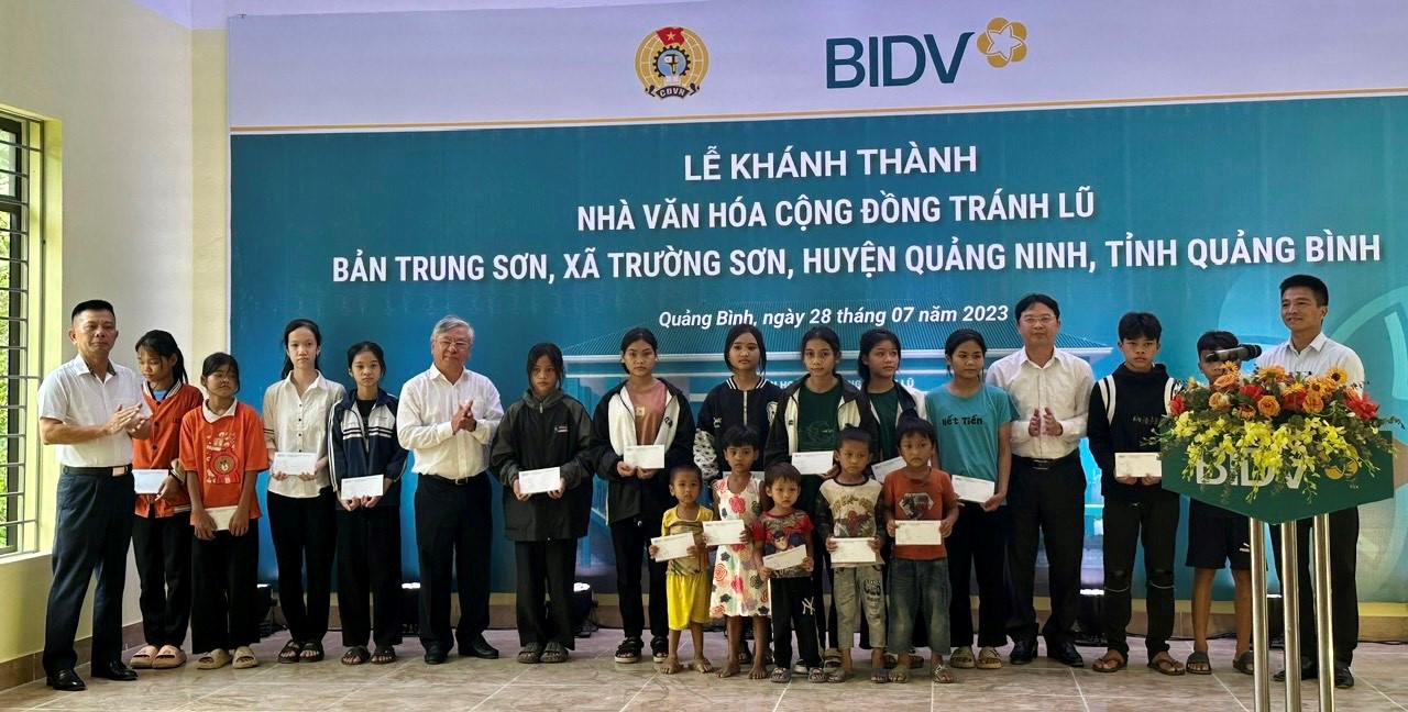 BIDV Quang Binh awarded 20 gifts worth 20 million VND to disadvantaged students in Truong Son commune.