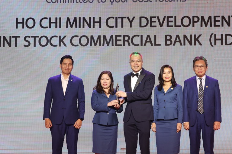HDBank là ngân hàng duy nhất 6 lần liên tiếp nhận giải “Nơi làm việc tốt nhất Châu Á - Best companies to work for in Asia” và là đơn vị duy nhất được vinh danh “Doanh nghiệp tiên phong chuyển đổi số”