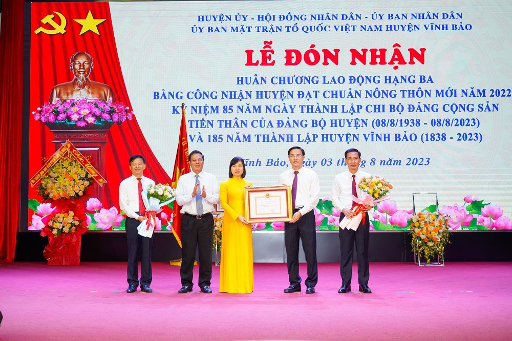 Chủ tịch UBND thành phố Hải Phòng trao Bằng công nhận huyện đạt chuẩn Nông thôn mới năm 2022 của Thủ tướng Chính phủ tới lãnh đạo huyện Vĩnh Bảo.