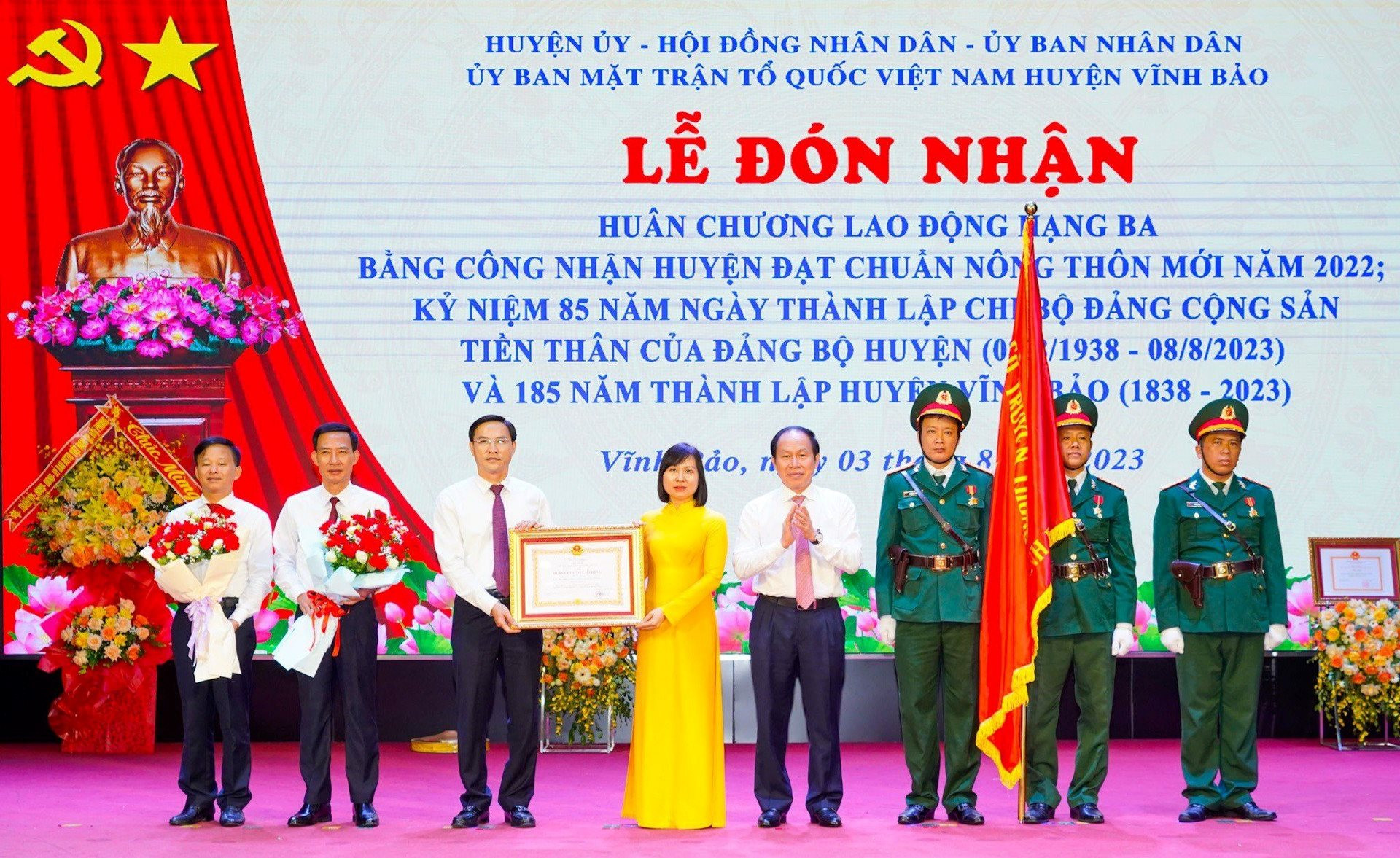 Ông Lê Tiến Châu - Bí thư Thành ủy Hải Phòng trao Huân chương Lao động hạng Ba của Chủ tịch nước tặng Đảng bộ, chính quyền và Nhân dân huyện Vĩnh Bảo.