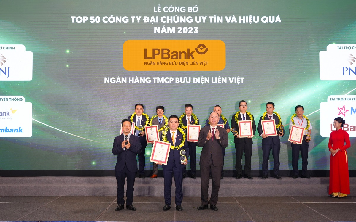 Ông Hồ Nam Tiến – Tổng Giám đốc LPBank (ở giữa) nhận cúp và chứng nhận từ Ban tổ chức
