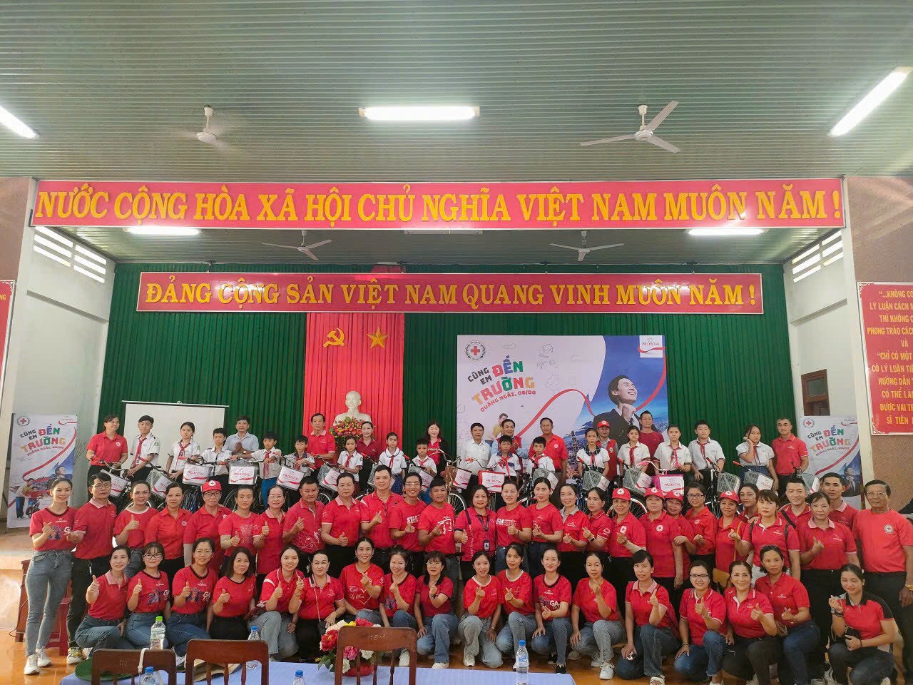 Hội Chữ thập đỏ tỉnh và Công ty TNHH Bảo hiểm nhân thọ Prudential Việt Nam nhằm hỗ trợ các em học sinh có hoàn cảnh khó khăn, tiếp tục đến trường và học tập tốt.