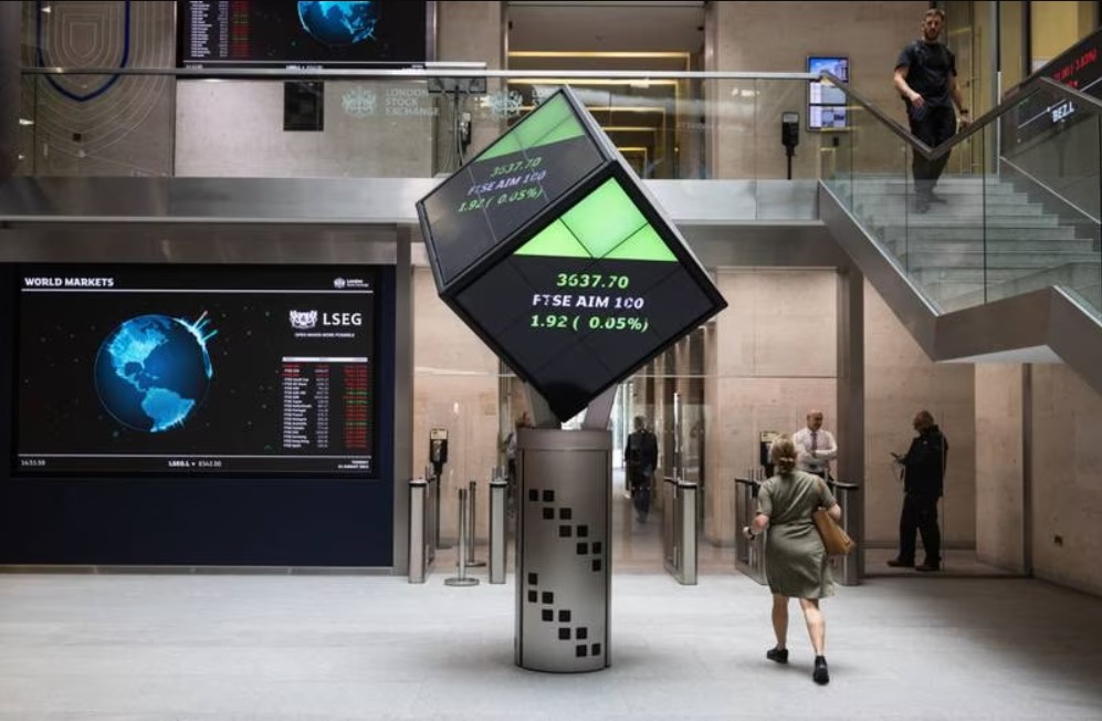 Thông tin về giá cổ phiếu được nhìn thấy bên trong văn phòng của Tập đoàn Giao dịch Chứng khoán Luân Đôn. FTSE 100 đã phá vỡ chuỗi ba ngày giảm điểm và tăng 0,5% vào cuối phiên giao dịch vào thứ Sáu, được thúc đẩy bởi mức tăng 2% của nhóm cổ phiếu năng lượng. Bloomberg