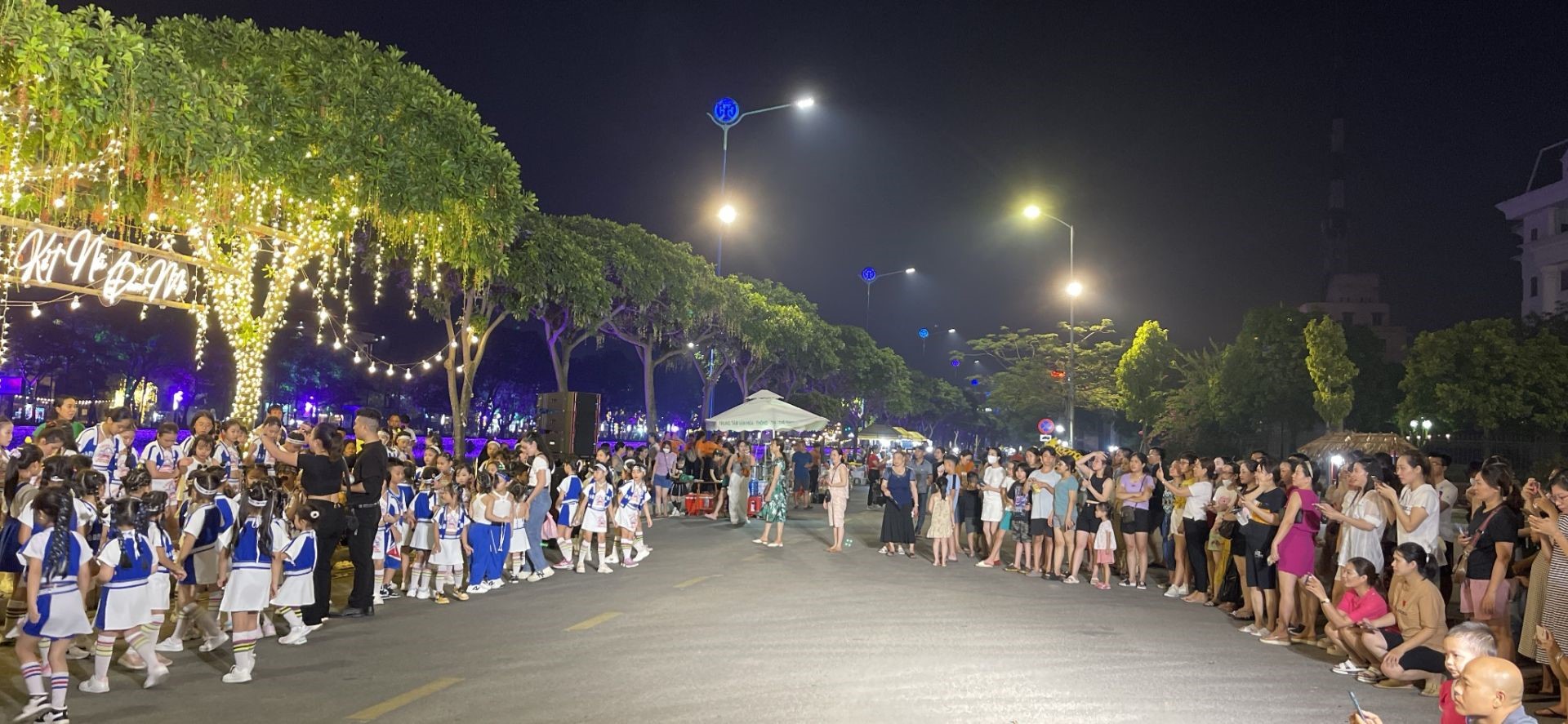 Coming to the pedestrian street and night market in Hai Duong City, you will immerse yourself in the lively and joyful atmosphere with the colorful space of performances of art, tradition, handicraft products, and handicrafts. With typical dishes of the culinary culture of the East, this will be an interesting place for locals and tourists to come and have fun at the weekend.