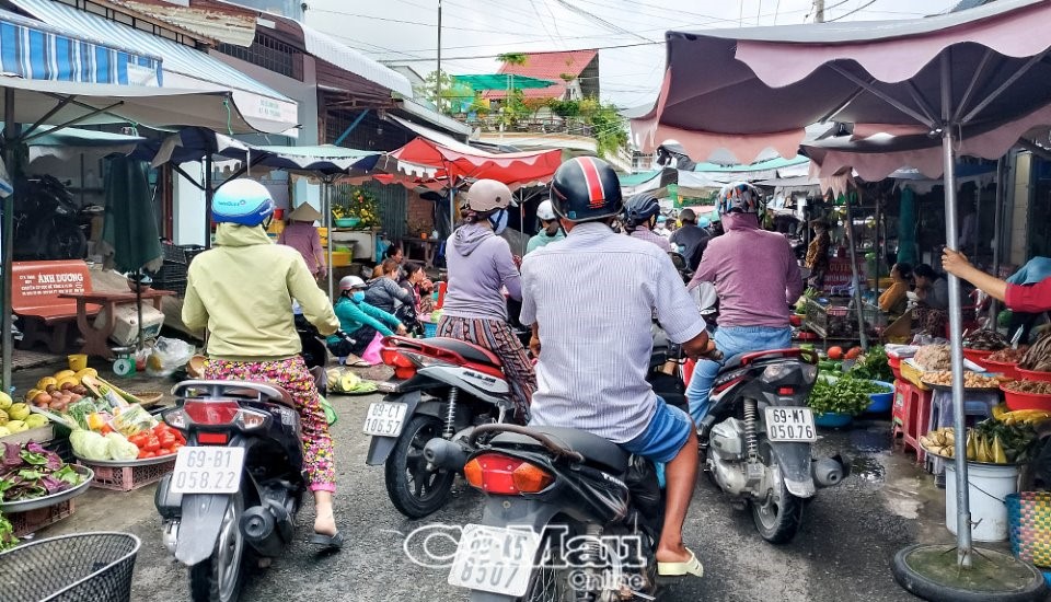 Even though the local government has painted lines, regularly inspected and mobilized..., some vendors continue to display their wares on the street, making it difficult to move through the Ward 8 market area.