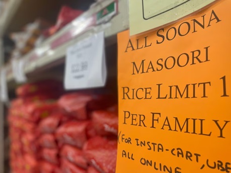 Các cửa hàng bắt đầu giới hạn số lượng gạo bán ra sau lệnh cấm của chính phủ Ấn Độ. Trong hình ghi rõ “Gạo Soona Masoori, giới hạn một bao cho mỗi gia đình (dù mua qua mạng, trực tiếp hay Uber)”. Ảnh: CBC