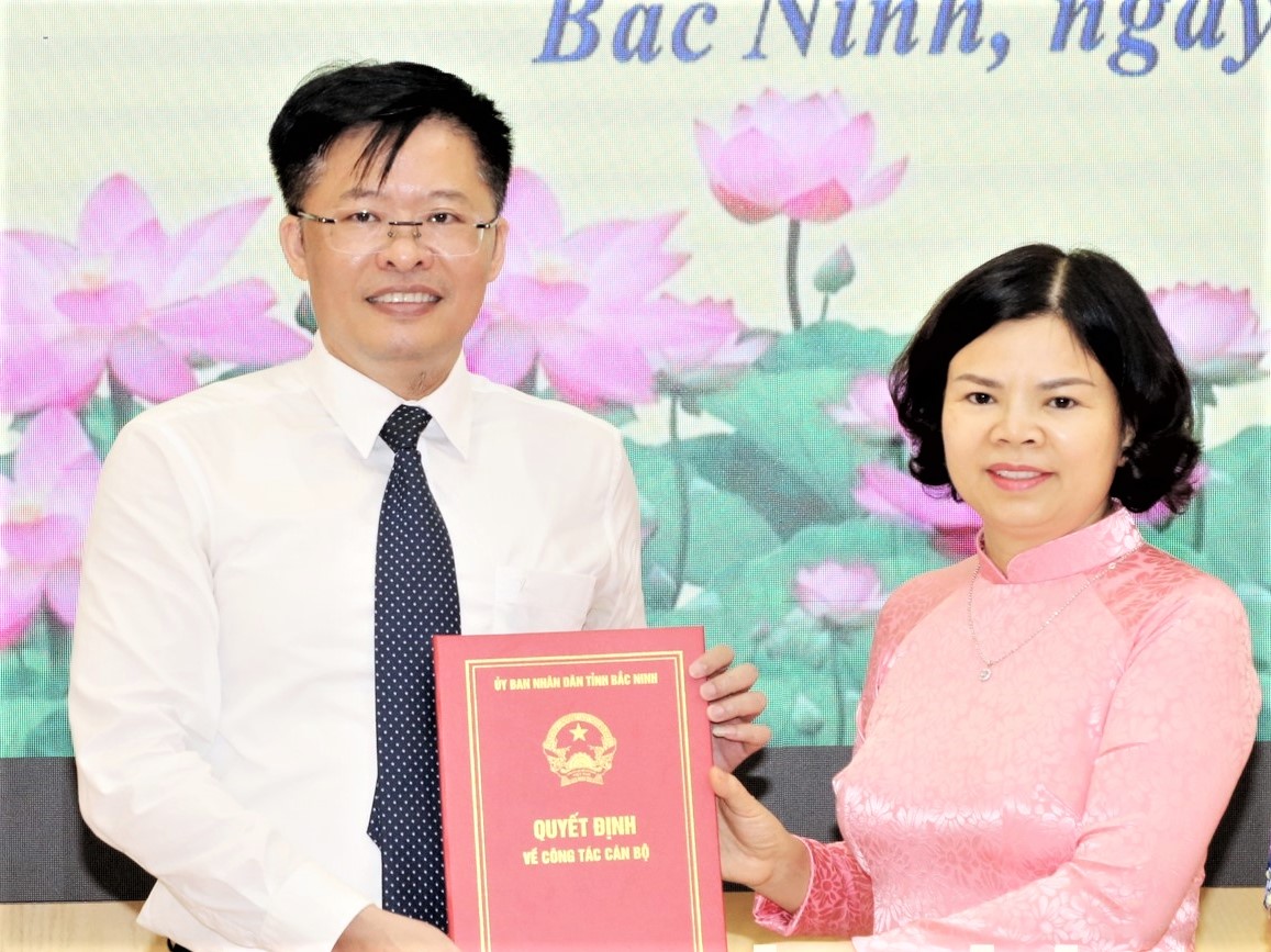 Chủ tịch UBND tỉnh Nguyễn Hương Giang trao Quyết định cho tân Giám đốc Sở Thông tin và Truyền thông Nguyễn Trung Hiền