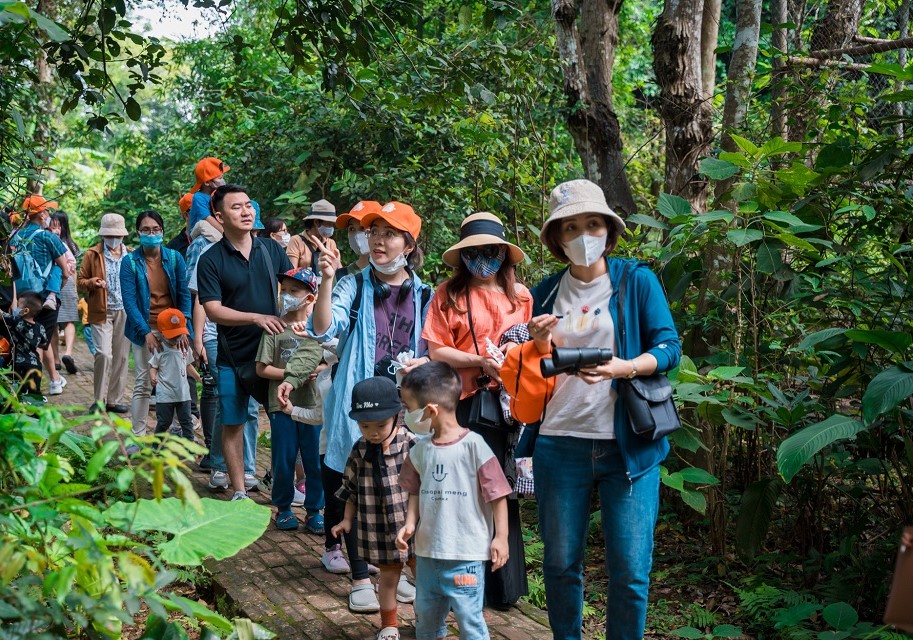Du khách tham quan Vườn quốc gia Cúc Phương.
