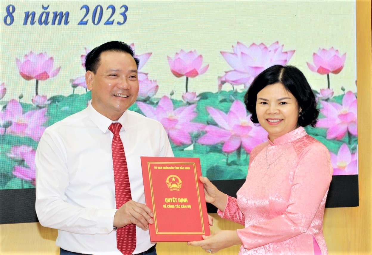 Chủ tịch UBND tỉnh Nguyễn Hương Giang trao Quyết định cho tân Giám đốc Sở Tư pháp Trần Đăng Sâm.