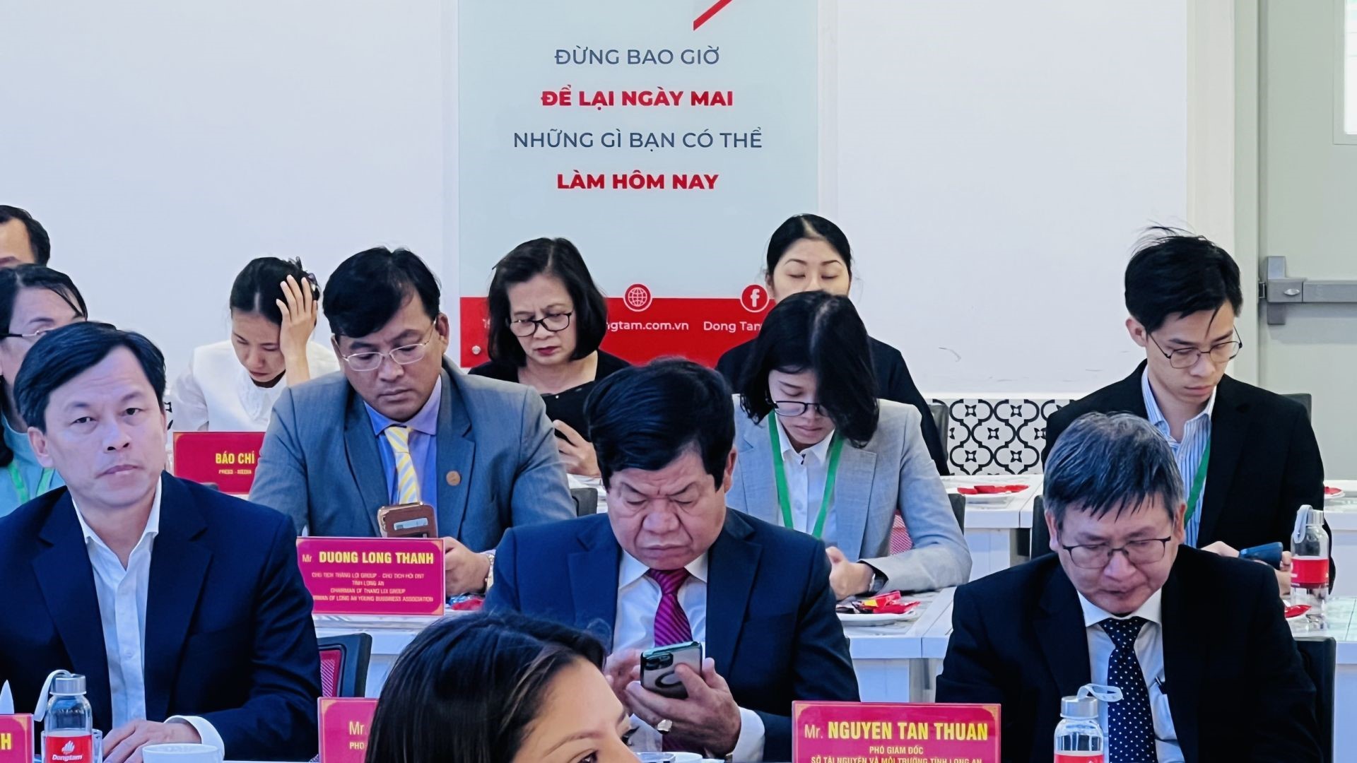 Through the meeting, young businesses and entrepreneurs in Long An had the opportunity to learn about projects in Long An province and California. Through the meeting, young businesses and entrepreneurs in Long An had the opportunity to learn about projects in Long An province and California.