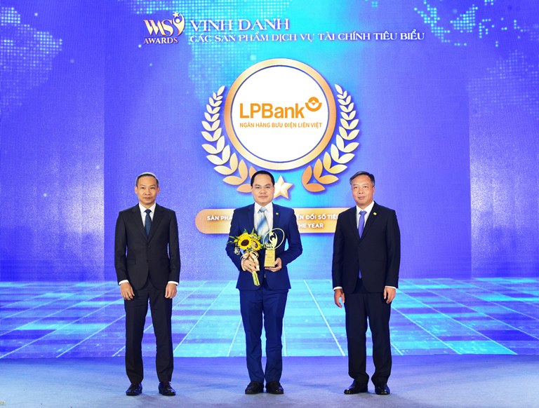Ảnh minh họaÔng Nguyễn Đình Ngân – Phó Giám đốc phụ trách Khối Ngân hàng số LPBank (ở giữa) nhận cúp từ Ban tổ chức