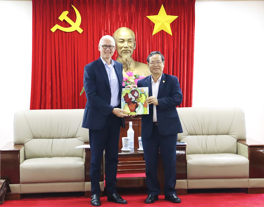 Phó Chủ tịch UBND tỉnh Nguyễn Văn Dành tặng quà lưu niệm cho ông Rene Piil Perdesen