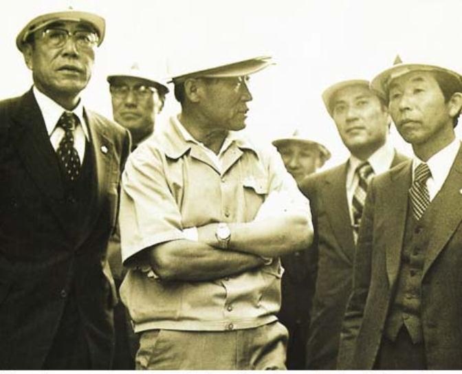 Chung Ju Yung (giữa) tại xưởng tàu Hyundai ở Ulsan (Hàn Quốc) năm 1970