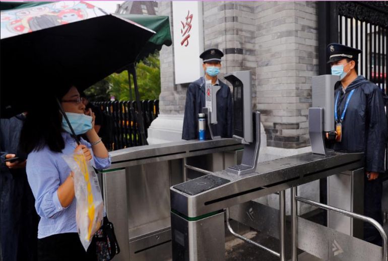 Người dân đứng trước cổng điều khiển bằng camera nhận dạng khuôn mặt tại Đại học Bắc Kinh ở thủ đô Bắc Kinh vào tháng 8/2020.