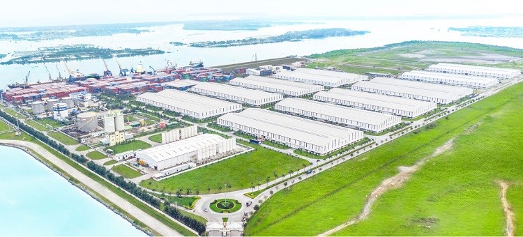 The warehouse system at Chu Lai port has an area of nearly 300,000m2, meeting the large storage needs of customers