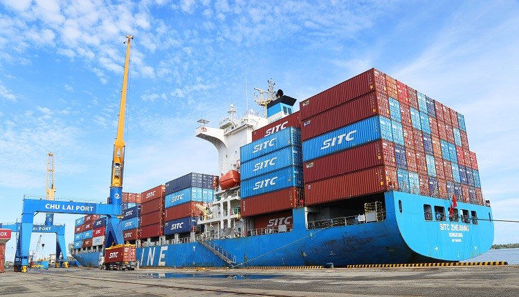 Tapioca starch of APFCO company is containerized and exported at Chu Lai port