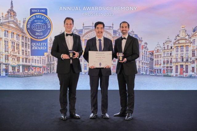Ông Nguyễn Quốc Khánh, Giám đốc Điều hành nghiên cứu và phát triển, đại diện Vinamilk nhận 2 giải vàng về chất lượng từ Monde Selection
