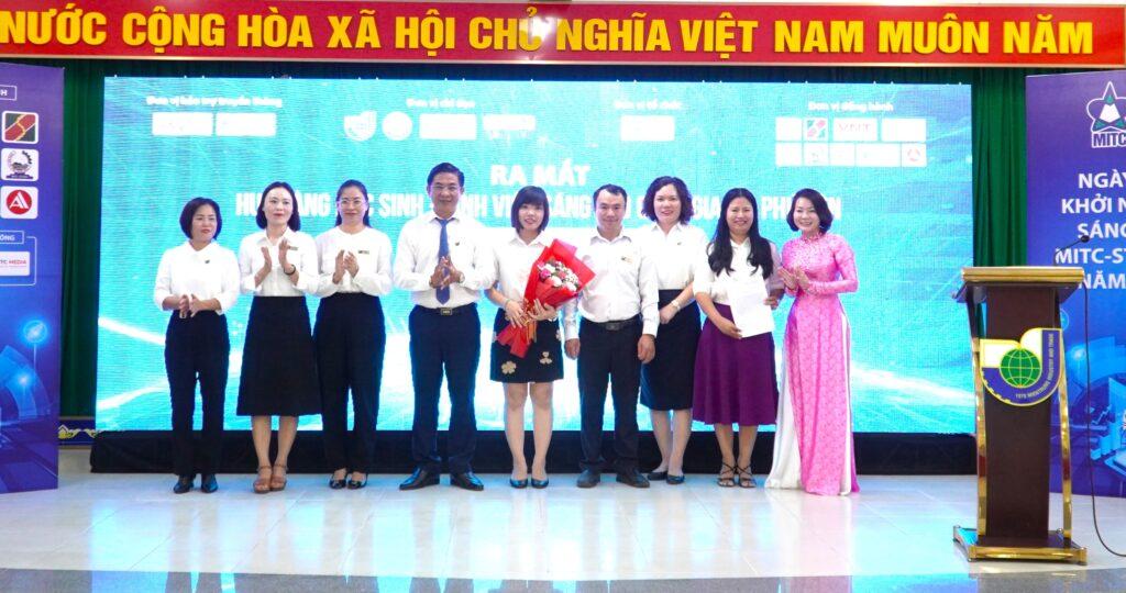 TS. Trần Kim Quyên, Hiệu trưởng Nhà trường trao hoa và giấy chứng nhận cho các đơn vị tài trợ, đồng hành cho Chương trình