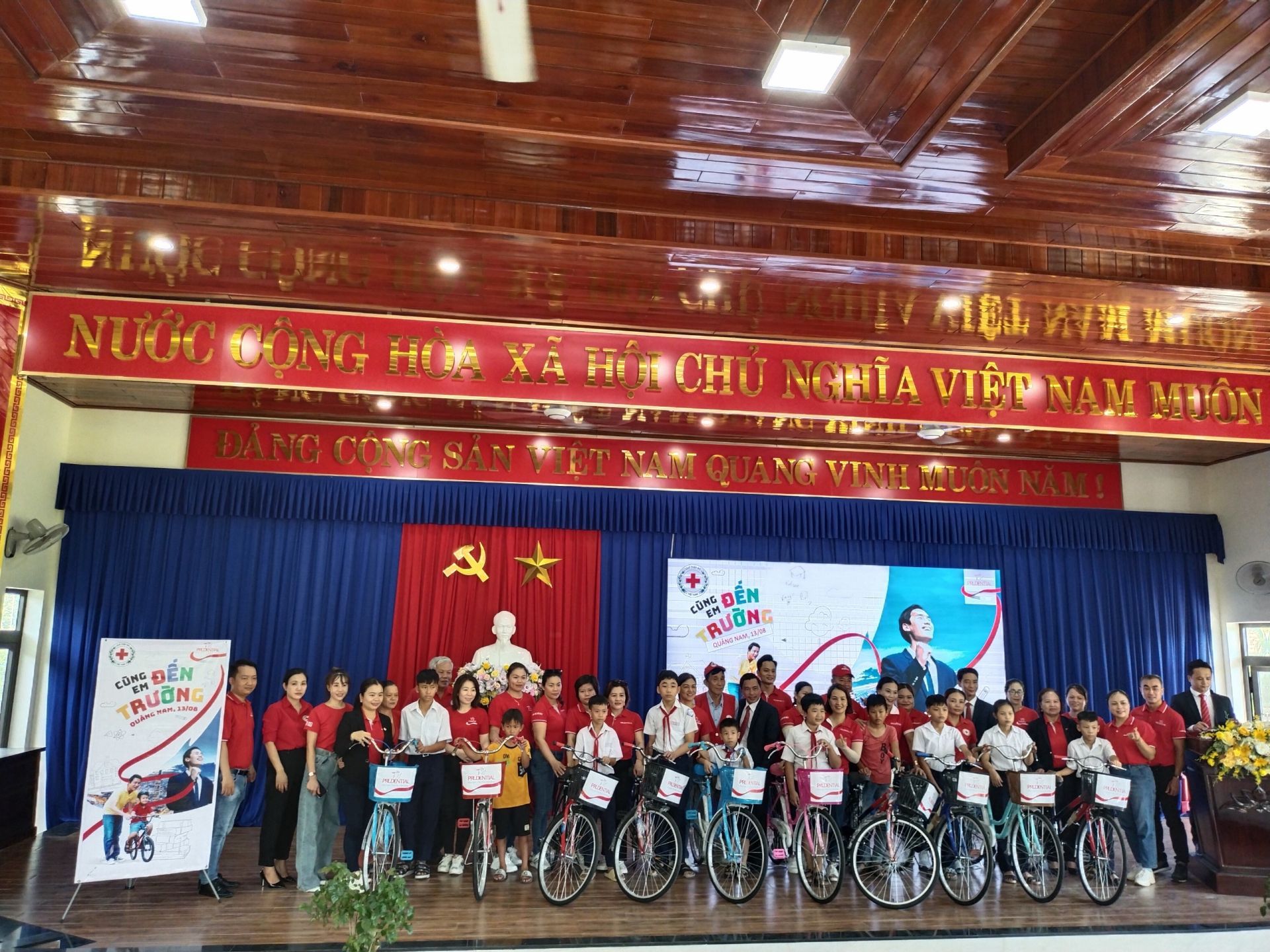 Chương trình “Cùng em đến trường” do Prudential phối hợp cùng Hội Chữ thập đỏ tỉnh Quảng Nam