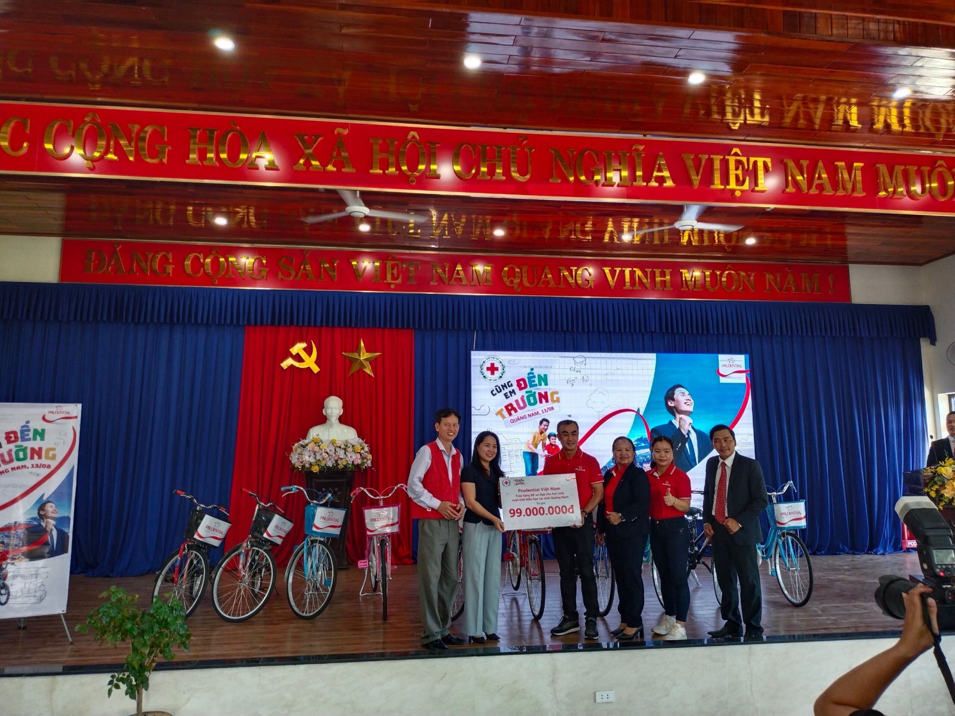 Prudential phối hợp cùng Hội Chữ thập đỏ tỉnh Quảng Nam, với sự ủng hộ của chính quyền địa phương đã trao tặng 66 xe đạp cho học sinh có hoàn cảnh gia đình khó khăn, tổng trị giá quà tặng là 99 triệu đồng