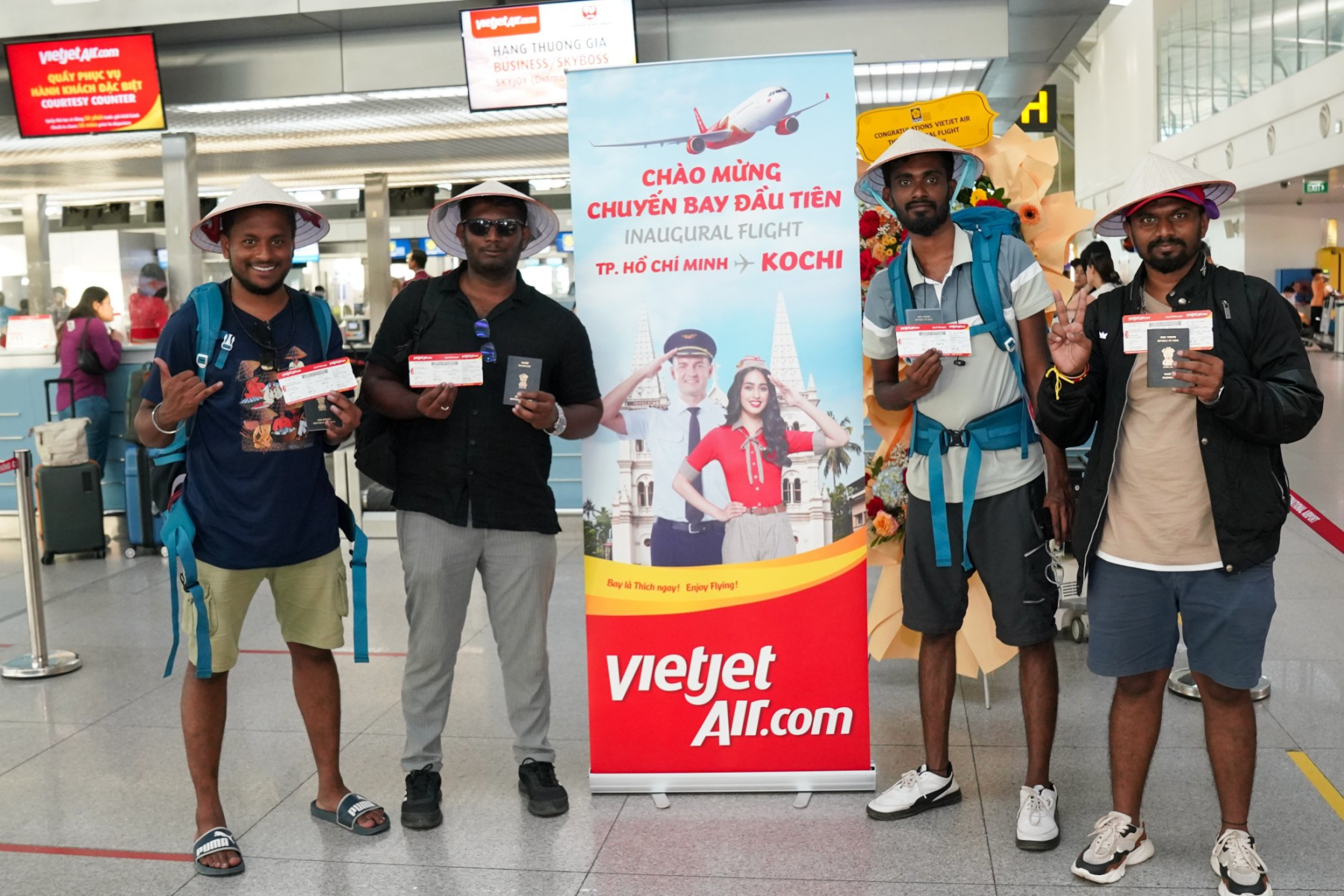Hành khách vui mừng và hào hứng trước chuyến bay đầu tiên từ TPHCM đi Kochi