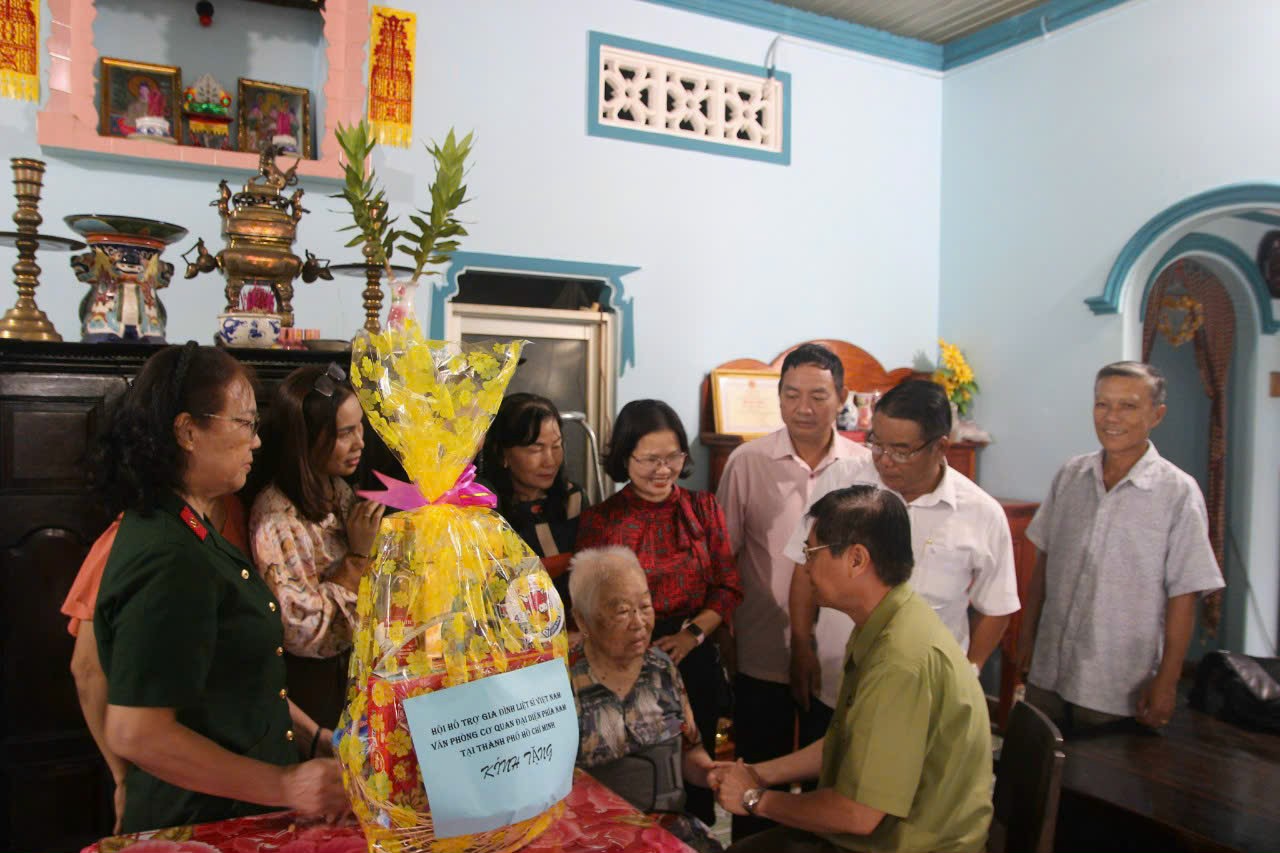 Thăm và tặng quà cho Mẹ VNAH Phan Thị Đặng, sinh năm 1920, sống tại ấp Trung Đông, xã Thới Tam Thôn, Hóc Môn