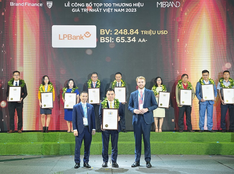 Ảnh minh họaÔng Hồ Nam Tiến, Tổng Giám đốc LPBank (giữa) tại sự kiện vinh danh Top 100 thương hiệu giá trị nhất Việt Nam 2023.