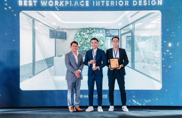 Trao giải Best Workplace Interior Design cho công trình văn phòng CBRE Hà Nội.