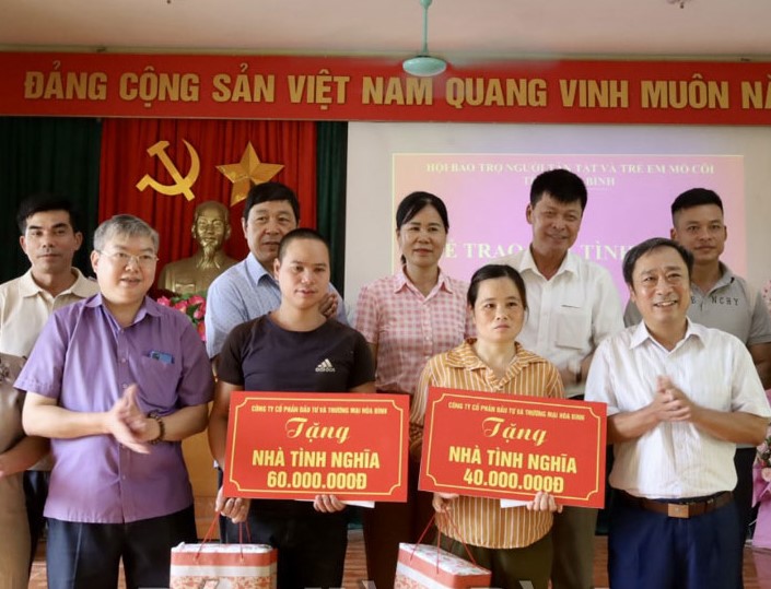 Hộ nghèo xã Hùng Sơn (Kim Bôi- Hòa Bình) nhận bàn giao nhà tình nghĩa